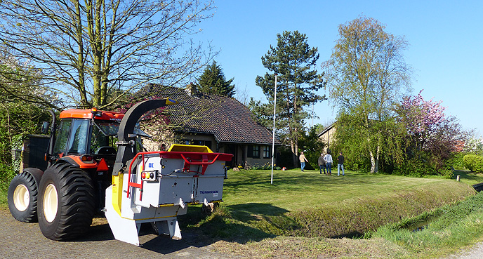 Hoge bomen zagen buurvrouw